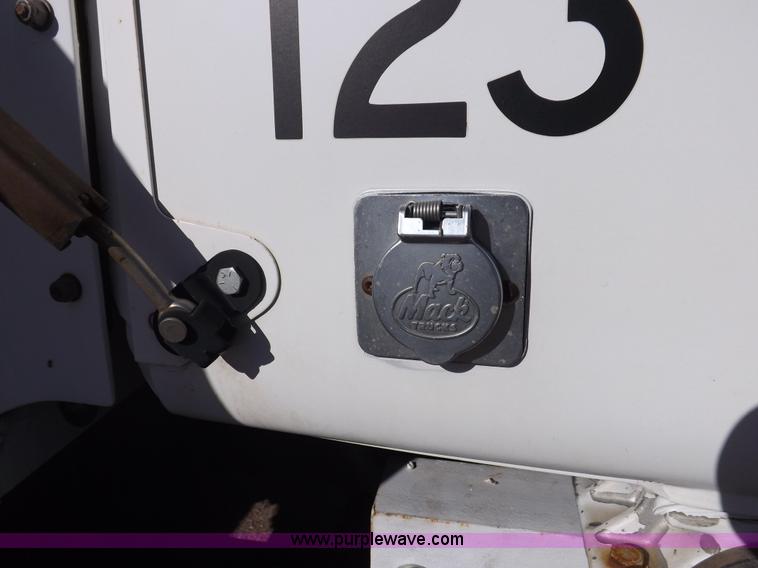 image for item I8451 1992 Mack RD688S semi truck