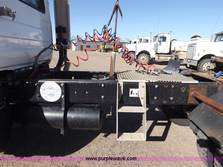 image for item I8451 1992 Mack RD688S semi truck