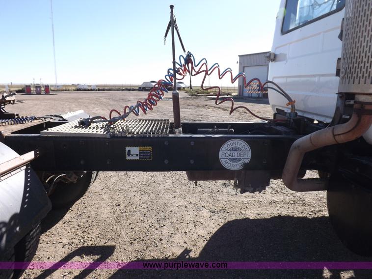 image for item I8451 1992 Mack RD688S semi truck