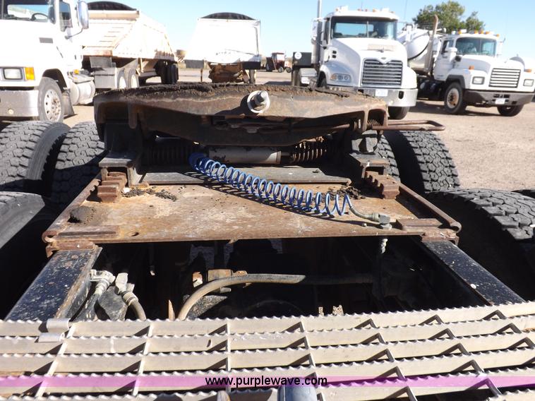 image for item I8451 1992 Mack RD688S semi truck