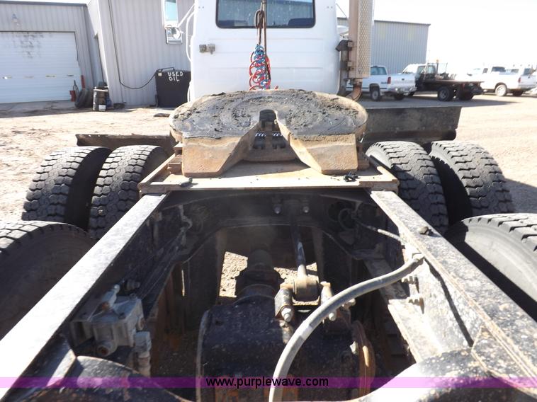 image for item I8451 1992 Mack RD688S semi truck