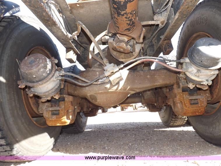 image for item I8451 1992 Mack RD688S semi truck