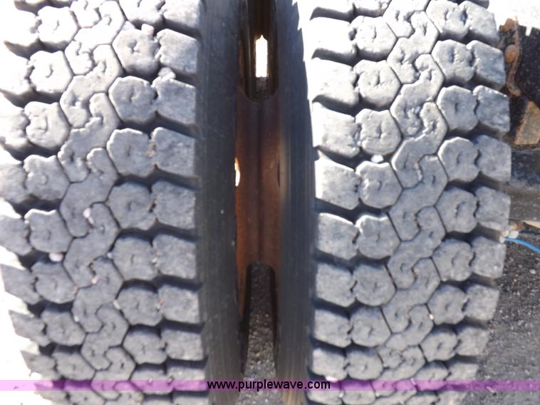 image for item I8451 1992 Mack RD688S semi truck