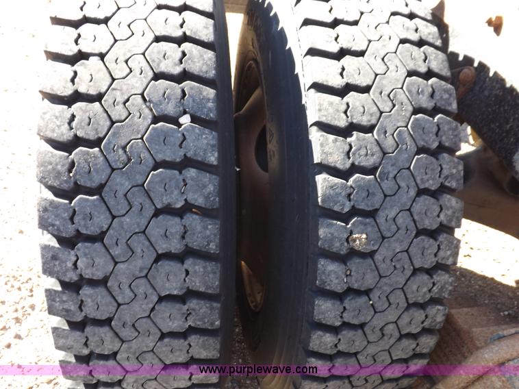 image for item I8451 1992 Mack RD688S semi truck