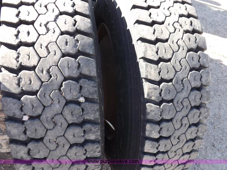 image for item I8451 1992 Mack RD688S semi truck