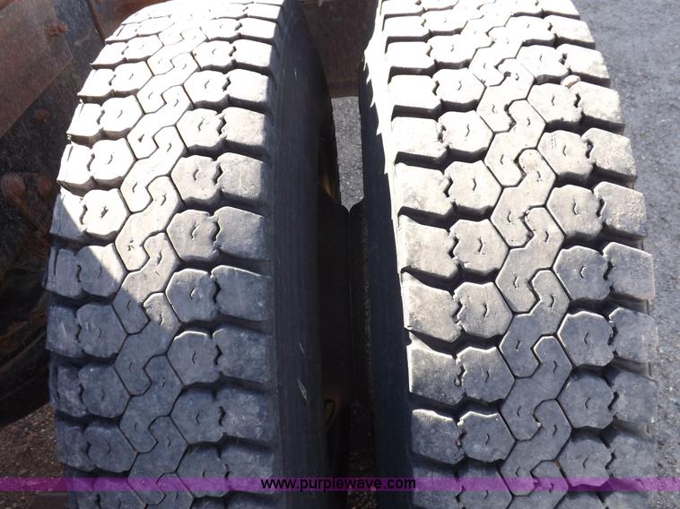 image for item I8451 1992 Mack RD688S semi truck