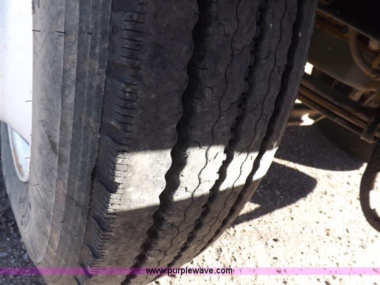 image for item I8451 1992 Mack RD688S semi truck