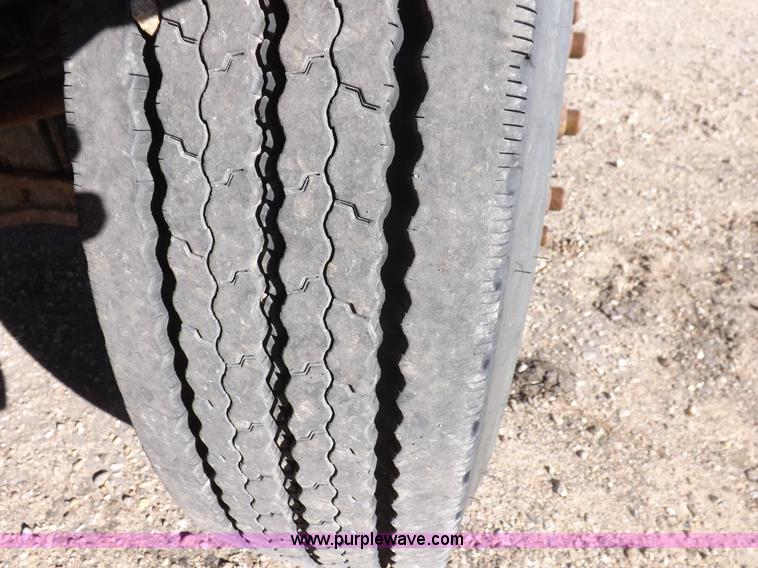 image for item I8451 1992 Mack RD688S semi truck