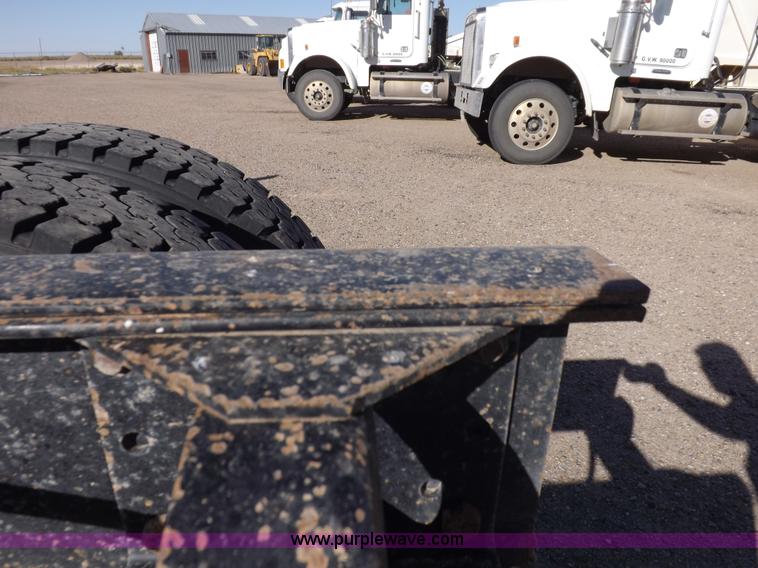 image for item I8451 1992 Mack RD688S semi truck