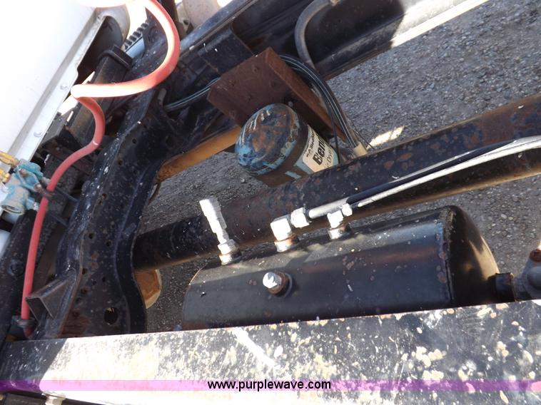 image for item I8451 1992 Mack RD688S semi truck