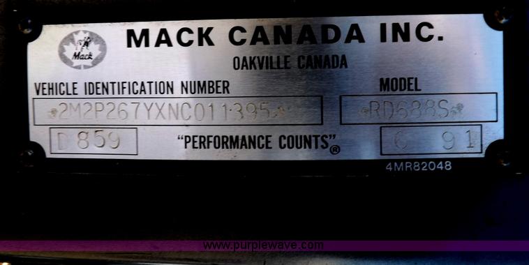 image for item I8451 1992 Mack RD688S semi truck