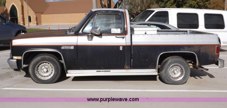 image for item I8488 1985 GMC Sierra Classic 1500 pickup truck