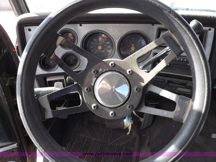 image for item I8488 1985 GMC Sierra Classic 1500 pickup truck