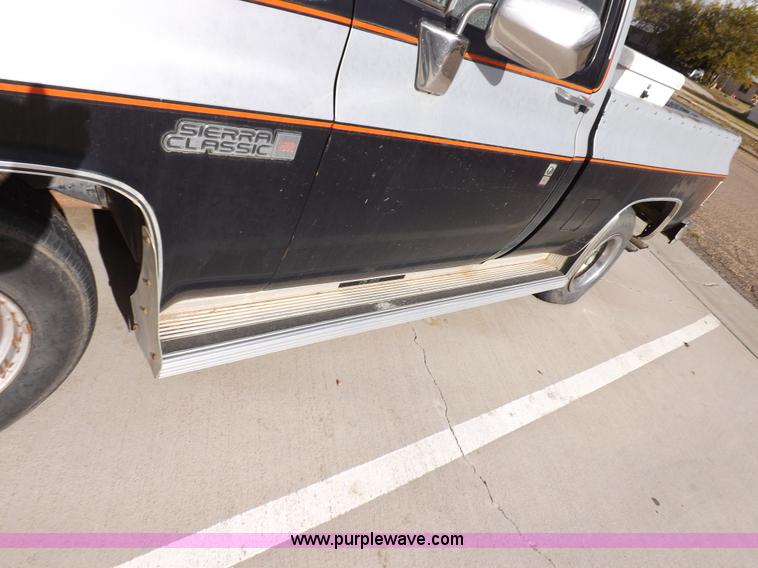 image for item I8488 1985 GMC Sierra Classic 1500 pickup truck