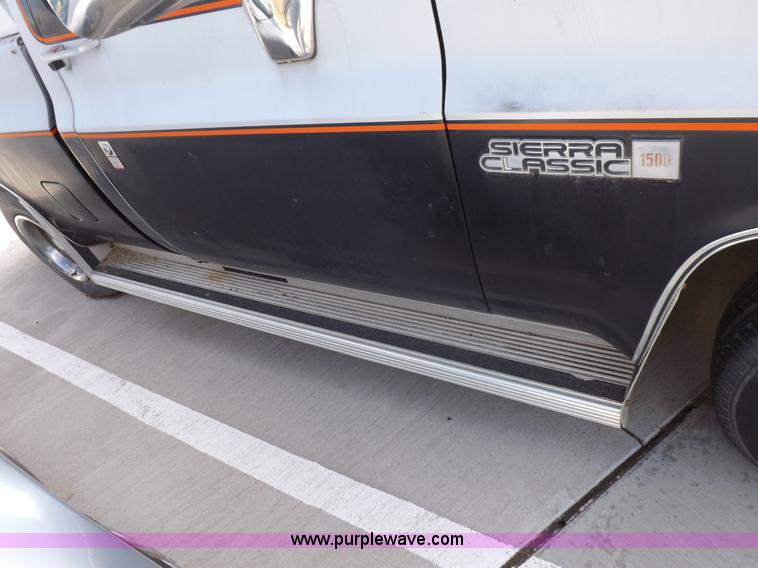 image for item I8488 1985 GMC Sierra Classic 1500 pickup truck