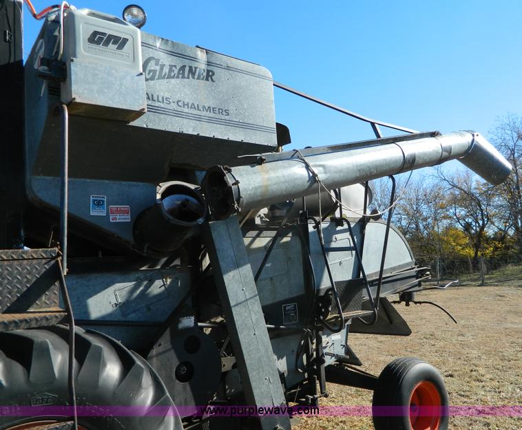 image for item AZ9027 1967 Gleaner C2 combine