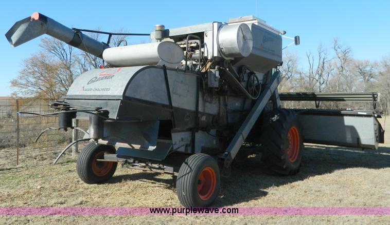 image for item AZ9027 1967 Gleaner C2 combine