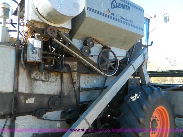 image for item AZ9027 1967 Gleaner C2 combine