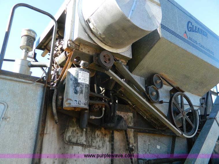 image for item AZ9027 1967 Gleaner C2 combine