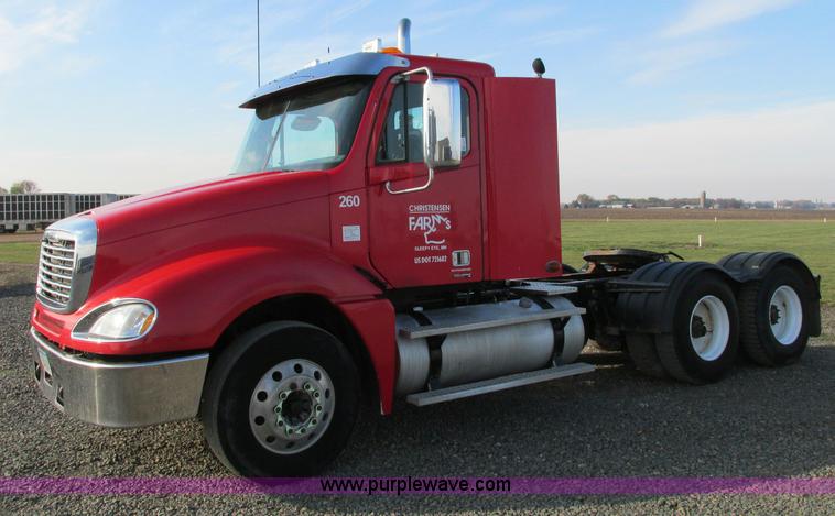 image for item E5218 2007 Freightliner Columbia semi truck