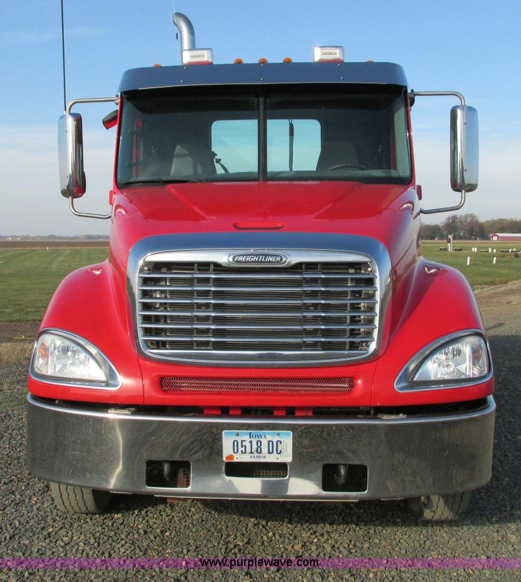 image for item E5218 2007 Freightliner Columbia semi truck