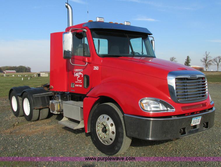 image for item E5218 2007 Freightliner Columbia semi truck