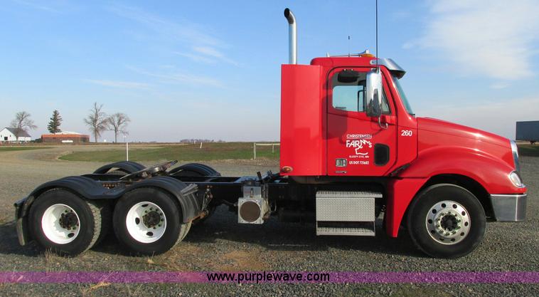 image for item E5218 2007 Freightliner Columbia semi truck