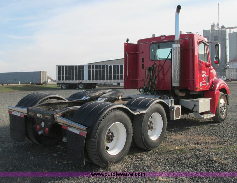 image for item E5218 2007 Freightliner Columbia semi truck