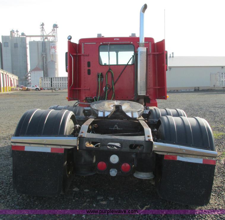 image for item E5218 2007 Freightliner Columbia semi truck