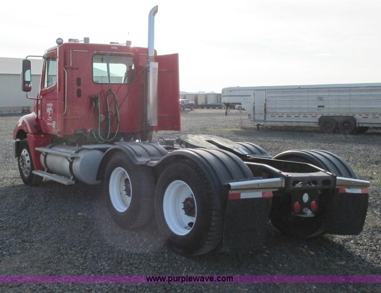 image for item E5218 2007 Freightliner Columbia semi truck
