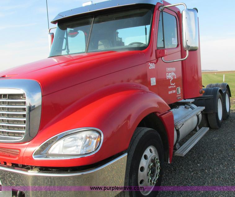 image for item E5218 2007 Freightliner Columbia semi truck