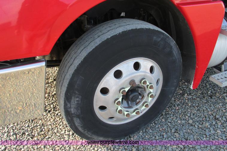 image for item E5218 2007 Freightliner Columbia semi truck