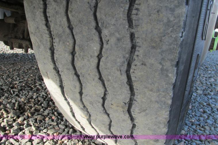 image for item E5218 2007 Freightliner Columbia semi truck