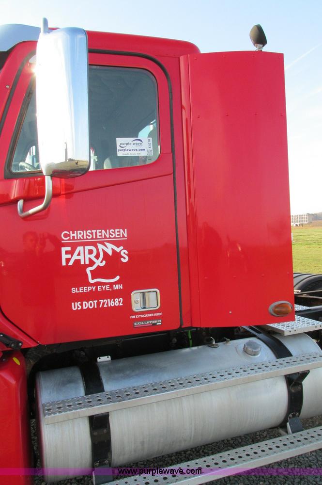 image for item E5218 2007 Freightliner Columbia semi truck