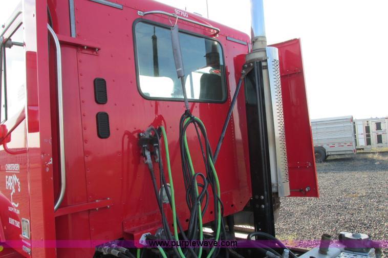 image for item E5218 2007 Freightliner Columbia semi truck