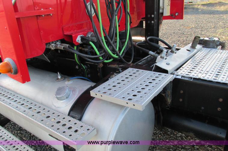 image for item E5218 2007 Freightliner Columbia semi truck