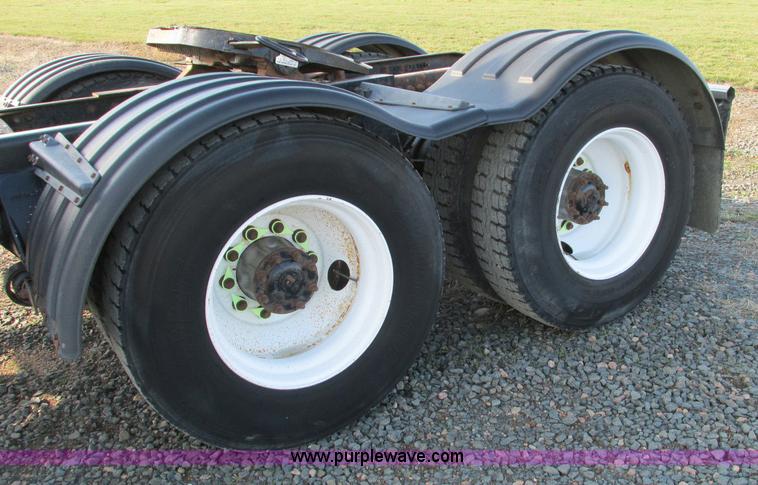 image for item E5218 2007 Freightliner Columbia semi truck