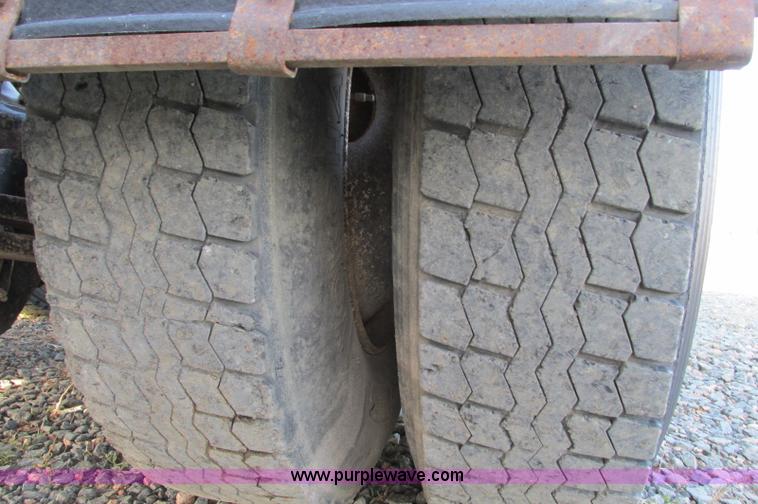 image for item E5218 2007 Freightliner Columbia semi truck