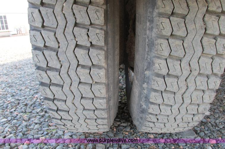 image for item E5218 2007 Freightliner Columbia semi truck