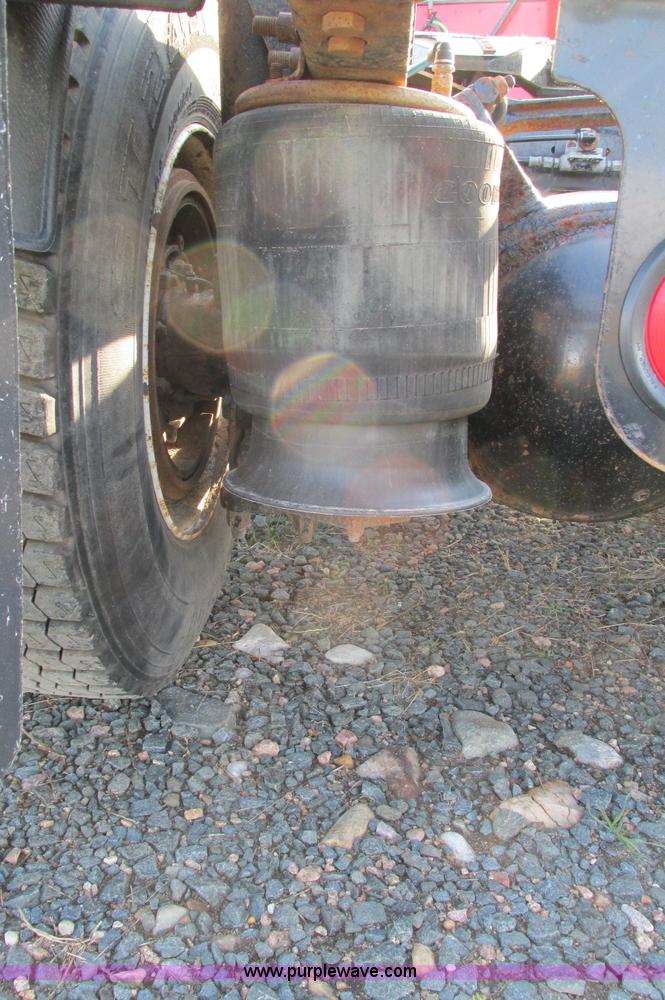 image for item E5218 2007 Freightliner Columbia semi truck