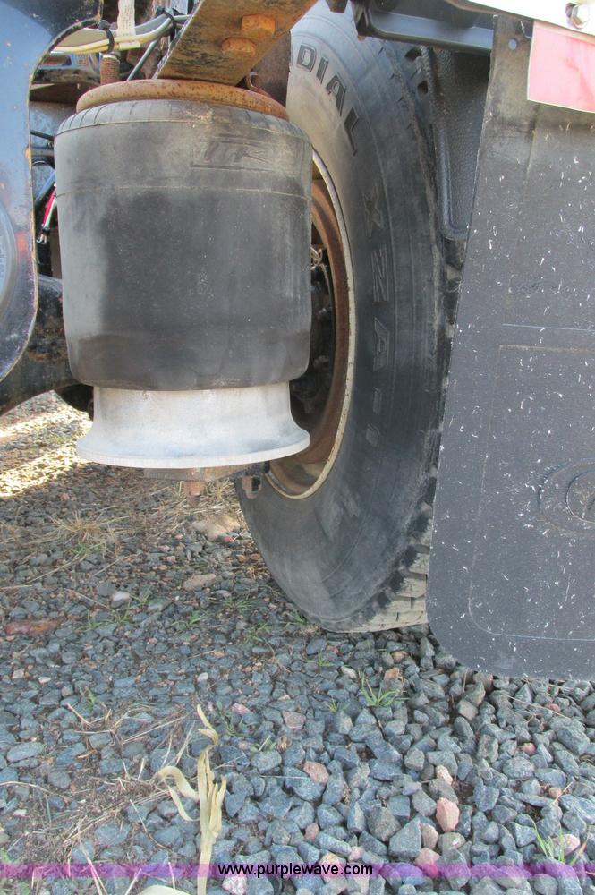 image for item E5218 2007 Freightliner Columbia semi truck