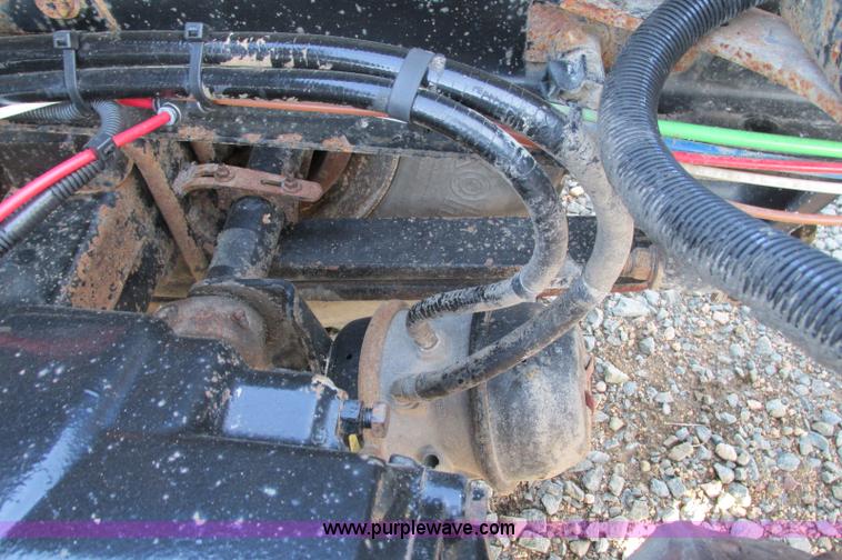 image for item E5218 2007 Freightliner Columbia semi truck