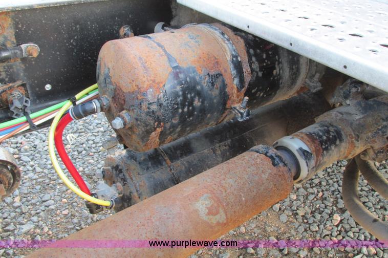 image for item E5218 2007 Freightliner Columbia semi truck