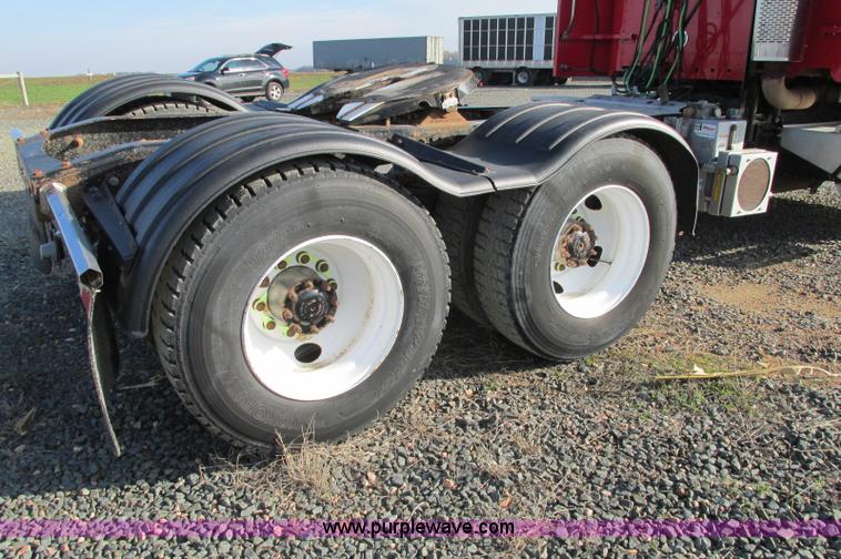 image for item E5218 2007 Freightliner Columbia semi truck