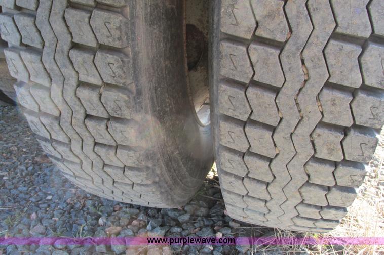 image for item E5218 2007 Freightliner Columbia semi truck