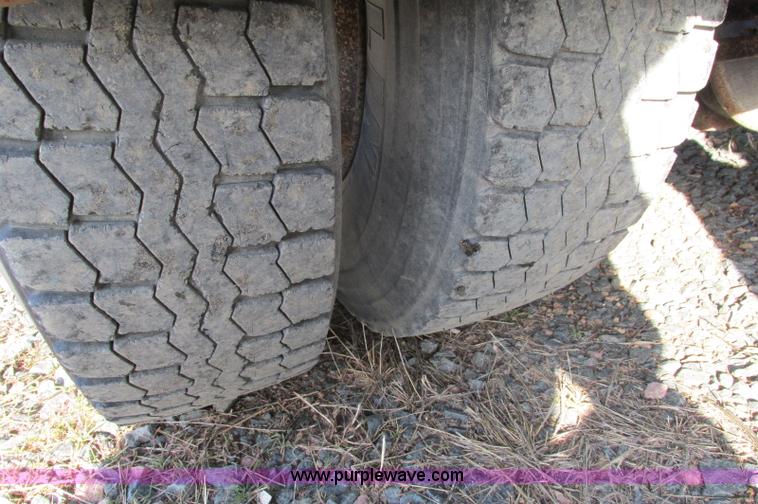 image for item E5218 2007 Freightliner Columbia semi truck