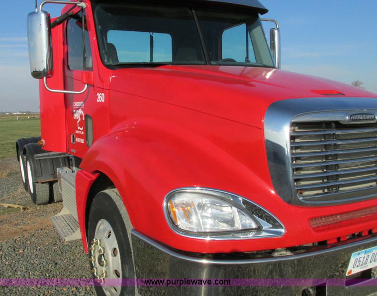 image for item E5218 2007 Freightliner Columbia semi truck