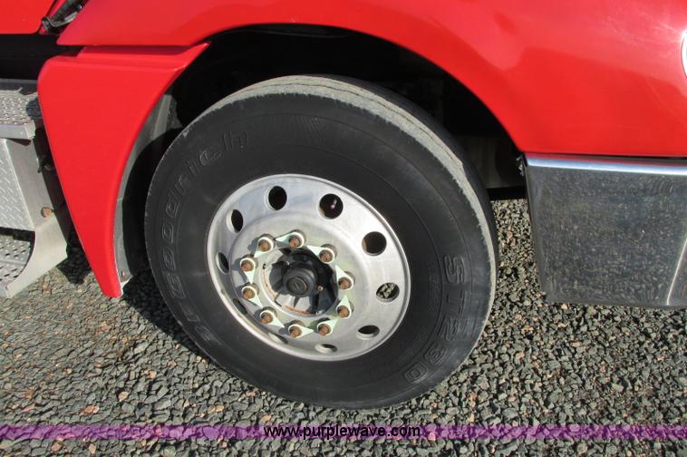 image for item E5218 2007 Freightliner Columbia semi truck