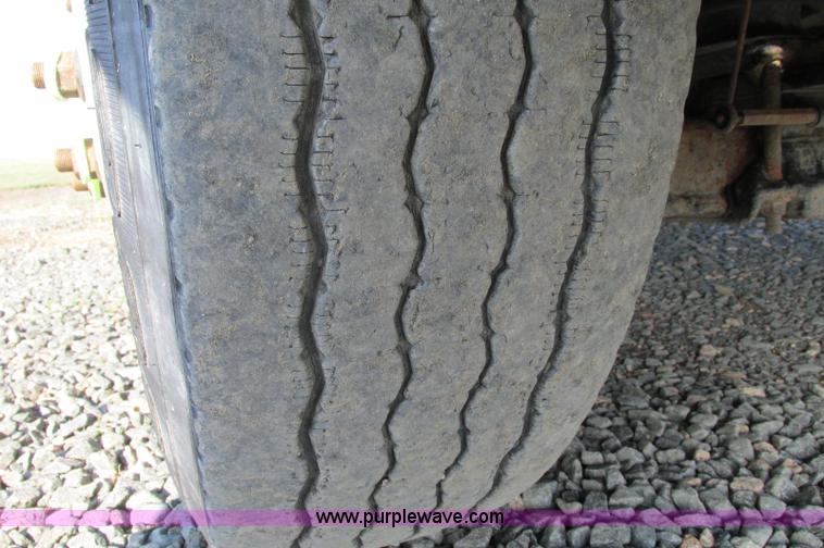 image for item E5218 2007 Freightliner Columbia semi truck