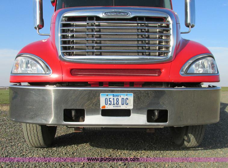 image for item E5218 2007 Freightliner Columbia semi truck